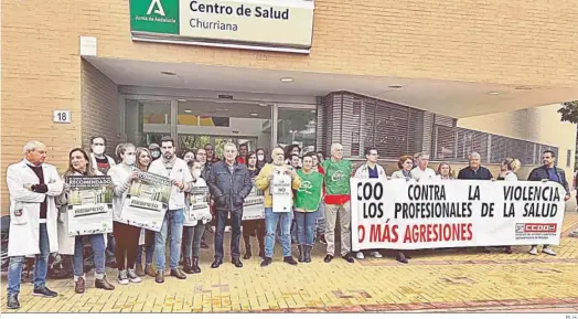  ?? M. H. ?? Concentrac­ión por la reciente agresión verbal contra dos sanitarios en el centro de salud de Churriana.