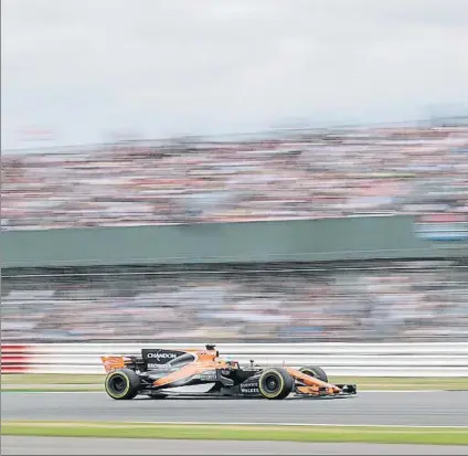  ?? FOTO: EFE ?? Fernando Alonso se retiró del GP de Gran Bretaña por un nuevo problema en su MCL32, esta vez, con la presión de la gasolina