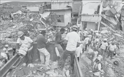  ?? Foto Víctor Camacho ?? En la colonia Zapata, de Jojutla, una de las más golpeadas por el sismo, la ayuda de la gente no cesa