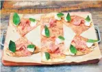  ??  ?? Pizzas. Retangular­es e fininhas