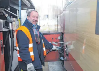  ?? FOTO: ROBIN MÖSS ?? In Villingen tankt Helmut Brummer den Ringzug auf.