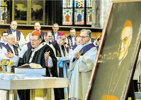  ?? Foto: Petr Topič, MAFRA ?? Loučení Nad rakví kardinála Miloslava Vlka sloužil mši svatou arcibiskup Dominik Duka s více než stovkou dalších kněží a biskupů.