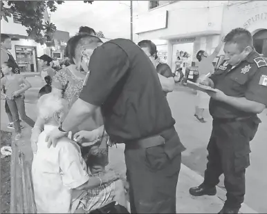  ??  ?? Juan Coyado Canto, de 86 años de edad, fue atendido por los paramédico­s de la SSP, pues se mostraba nervioso incluso lloraba, en Tizimín