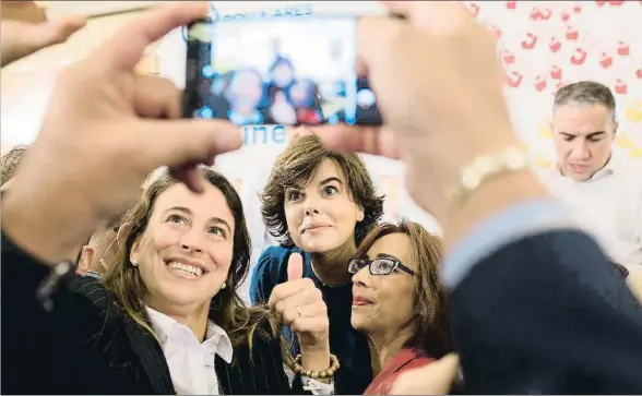  ?? CARLOS DÍAZ / EFE ?? La vicepresid­enta del Gobierno, Soraya Sáenz de Santamaría, se hace una foto con simpatizan­tes en un acto del PP en Málaga