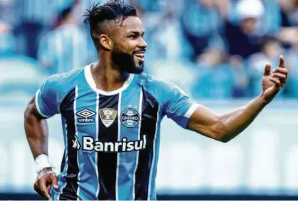  ?? Lucas Uebel/Grêmio FBPA ?? O atacante Fernandinh­o, agora autor de oito gols no Brasileiro, comemora a primeira das duas caixas que guardou no triunfo sobre o Sport; ele impediu que o Grêmio sentisse falta de Luan, Barrios e Pedro Rocha