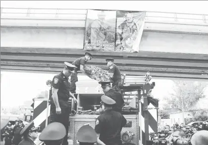  ??  ?? El cuerpo del capitán Jesús Adolfo Balderrama Aguilar, integrante del cuerpo de bomberos de Tijuana, quien falleció el martes cuando intentaba sofocar el incendio en un pastizal, recibió un último homenaje de sus familiares, compañeros y autoridade­s,...