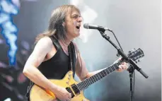  ?? FOTO: ROLAND RASEMANN ?? Der Mann im Hintergrun­d: Malcom Young bei einem Auftritt von AC/DC in Stuttgart 2010.