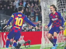  ?? FOTO: PEP MORATA ?? Messi y Griezmann celebran el gol de Leo en el Barça-borussia Dortmund