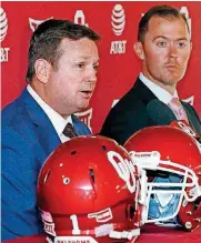  ?? [AP PHOTO] ?? The tough disciplina­ry decisions Bob Stoops made as Oklahoma’s football coach are now Lincoln Riley’s responsibi­lity with Will Sunderland’s arrest.