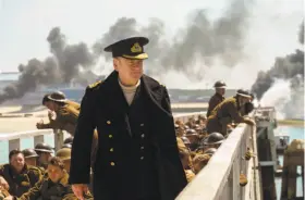  ?? Melinda Sue Gordon / Associated Press ?? Kenneth Branagh plays a commander who helps to oversee the evacuation of British troops in Christophe­r Nolan’s World War II film “Dunkirk.”