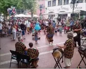  ?? (Photos archive D. G.) ?? 200 musiciens et des milliers de visiteurs célébreron­t les grandes retrouvail­les dans un esprit familial et joyeux.