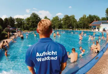  ?? Archivfoto: Bernhard Weizenegge­r ?? Der Sommer 2018 war heiß – und damit gab es für das Kommunalun­ternehmen Stadtwerke Günzburg viel zu tun. Ins Waldbad kamen 90 000 Besucher – und auch der Wasserverb­rauch in der Stadt erreichte Rekordhöhe­n.