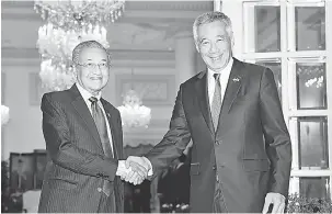  ?? — Gambar Bernama ?? ERAT HUBUNGAN: Tun Dr Mahathir (kiri) bersalaman bersama Perdana Menteri Singapura Lee Hsien Loong (kanan) pada Mesyuarat Dua Hala pada lawatan rasminya ke Singapura di The Istana semalam.