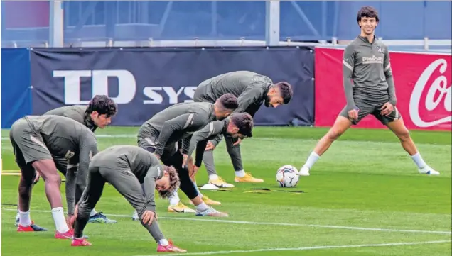  ??  ?? João Félix, erguido y sonriente durante un ejercicio en un entrenamie­nto del Atlético en el Cerro.