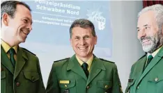  ?? Foto: Marcus Merk ?? Amtswechse­l bei der Polizeiins­pektion Zusmarshau­sen: Bernhard Heimann (rechts) wurde nach Augsburg verabschie­det. Neuer Inspektion­sleiter ist Raimund Pauli (Mit te). Links Polizeiprä­sident Michael Schwald.