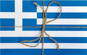  ??  ?? Bis weitere Hilfsgelde­r nach Griechenla­nd fließen, wird das von der Staatsplei­te bedrohte Land mit einer Brückenfin­anzierung über Wasser gehalten.