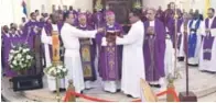  ?? BENNY RODRÍGUEZ/LISTÍN DIARIO ?? Ceremonia. Los obispos dominicano­s le dan adiós final a los restos de monseñor Fabio Mamerto Rivas.