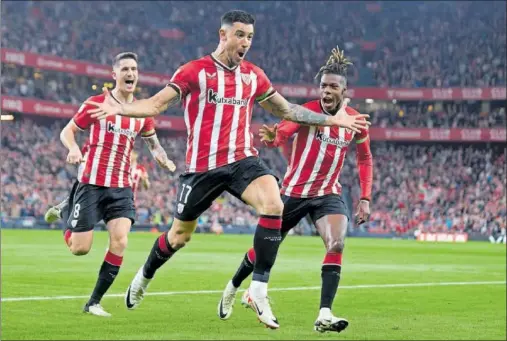  ?? ?? Yuri Berchiche celebra el doblete de ayer ante el Mallorca en compañía de Nico Williams y Sancet.