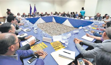  ?? FOTOS: EL HERALDO ?? Los miembros de la Maccih durante una reunión con representa­ntes de la sociedad civil de Honduras.