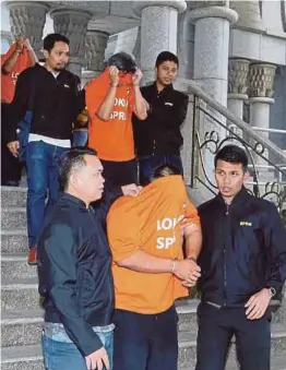  ?? [FOTO AHMAD IRHAM MOHD NOOR/BH] ?? Pegawai SPRM membawa keluar tiga individu keluar dari Mahkamah Majistret Putrajaya, semalam.