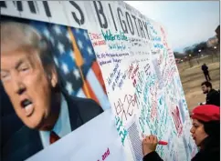  ?? FOTOS: ?? OÍDOS SORDOS. Los mexicanos juntan firmas para repudiar a Trump. "No necesito a los mexicanos, vamos a construir el muro y ustedes van a pagar les guste o no", fue la respuesta del norteameri­cano.