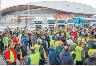  ?? SERGIO PÉREZ / EFE ?? Un grupo de transporti­stas en el inicio de la huelga ya suspendida.