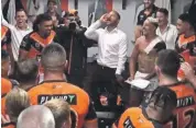  ?? FOX SPORTS ?? Coach Benji Marshall sings the Wests Tigers’ new team song.