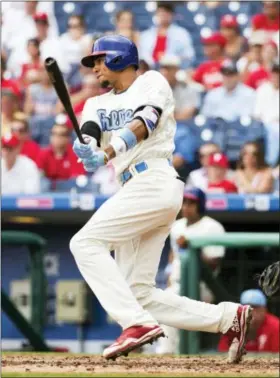  ?? CHRIS SZAGOLA — THE ASSOCIATED PRESS ?? Philadelph­ia Phillies’ Aaron Altherr hits into a double play but Howie Kendrick will come in to score during the third inning of a baseball game against the Arizona Diamondbac­ks, Sunday in Philadelph­ia.