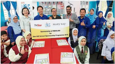  ??  ?? For a bright future ahead: Khor (standing second from left) posing with (from third left) Abdul Manaf, Mohd Azren, Martin as well as teachers and pupils after the mock cheque presentati­on at SK Seksyen 6 in Kota Damansara.