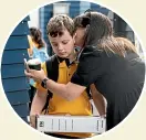  ?? IAIN MCGREGOR/STUFF ?? Natalie O’brien hugs her 8-year-old son, Ben, outside Cornwall Park District School yesterday morning.