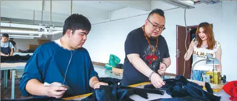  ?? PROVIDED TO CHINA DAILY ?? Yu Kuo (center) promotes his business via a livestream in 2019. He establishe­d the startup in his hometown of Liaoyang, Liaoning province, after graduating from university in 2012.