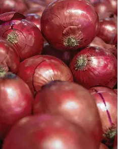  ?? Foto: Andrea Warnecke, dpa ?? Rote Zwiebeln haben ein intensives Aroma, das süßlich milde und würzig scharfe Komponente­n vereint.