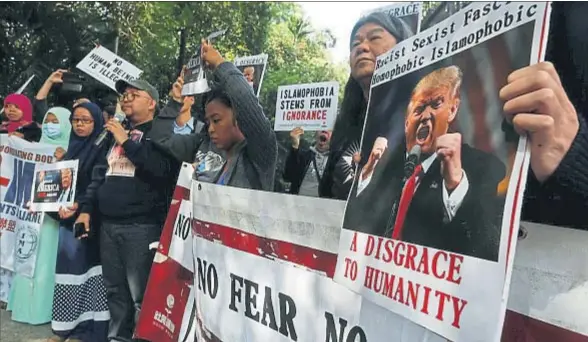  ?? BOBBY YIP / REUTERS ?? Protesta contra el decreto migratorio de Trump, ayer, frente al consulado de Estados Unidos en Hong Kong