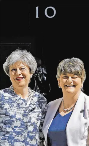  ?? BILD: SN/APA/AFP/DANIEL LEAL-OLIVAS ?? Theresa May und DUP-Chefin Arlene Foster.