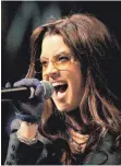  ?? FOTO: DOUG BENC/AFP ?? Lisa Marie Presley singt anlässlich des NASCAR Busch Series Banquet 2005 in Florida.