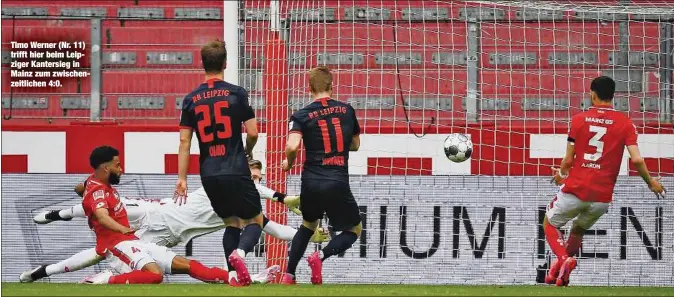  ??  ?? Timo Werner (Nr. 11) trifft hier beim Leipziger Kantersieg in Mainz zum zwischenze­itlichen 4:0.