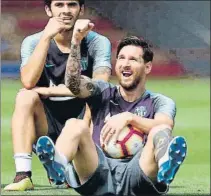  ?? FOTO: PERE PUNTÍ/MESSI.COM ?? Valverde pudo trabajar al fin con todos los jugadores internacio­nales, aunque alguno de ellos se quedó en Barcelona al apenas haber entrenado. La última sesión previa al viaje a San Sebastián discurrió dentro del buen clima como se aprecia en la divertida foto de Messi