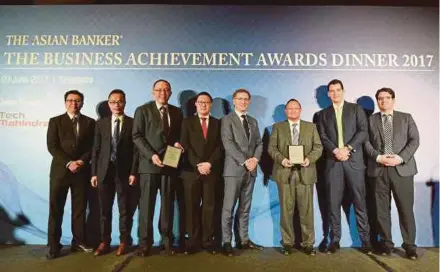  ??  ?? Affinbank group chief risk officer Wong Kok Leong (third from left), vice-president, group risk management, Loh Von Jack (fourth from left), Moody’s Analytics president Mark Almeida (fourth from right), Affin Bank chief executive officer Kamarul...