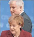  ?? FOTO: DPA ?? Sie haben sich früher oft gestritten – vor der Wahl wollen Angela Merkel und Horst Seehofer aber an einem Strang ziehen.