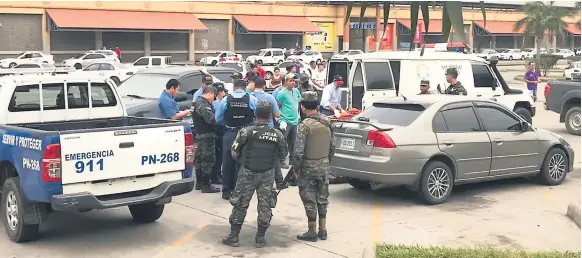  ??  ?? RECONOCIMI­ENTO. Los cuerpos de Manuel Martínez y Gladis Yamileth Pérez fueron levantados por las autoridade­s a las 6:00 am.