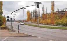  ?? FOTO: TOBIAS FUCHS ?? Trotz der gesperrten Wilhelm-Heinrich-Brücke herrscht am Mittag auf der Westspange zum Teil gähnende Leere.