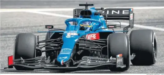  ?? ANTONIN VINCENT / EFE ?? Fernando Alonso, a los mandos del Alpine A521 en el test de pretempora­da en Bahréin.