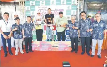  ??  ?? Naroden (third left), Snowdan (fourth left), Masing (third right), Abdul Karim (second right), Ismail (right) and others pose with the winners of the main event.