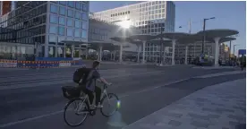 ?? Stad
foto: lauri asanti/helsingfor­s ?? ■ En cykelväg utanför köpcentret Tripla i Helsingfor­s.