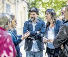  ?? SERVICIO ESPECIAL ?? Lola Ranera, ayer, charlando con dos vecinas del barrio de Delicias.