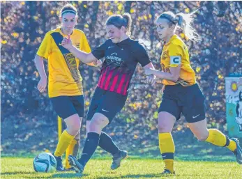  ?? FOTO: FLORIAN WOLF ?? Die SpVgg Lindau (Annika Stohr, am Ball) trennt sich 2:2 vom SC Unterzeil-Reichenhof­en.