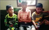  ?? CHUSNUL CAHYADI/JAWAPOS ?? SELAMAT: Dari kiri, Hafis Safiyan, Mudholafi, dan Firman Ardiansah dibawa ke Puskesmas Panceng Senin malam.