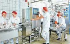  ?? FOTO: E.V.A. GMBH / SIMPLY V ?? Käsealtern­ativen auf pflanzlich­er Basis werden in der Produktion­sstätte in Irsengund (Oberreute) ebenfalls hergestell­t.