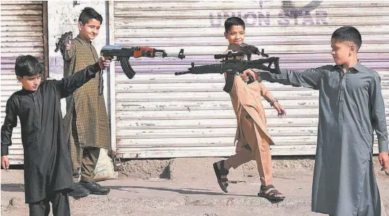  ?? BILAWAL ARBAB/EFE ?? Un grupo de niños juega con réplicas de armas en Pakistán, donde los santuarios reabrirán tras el Ramadán.