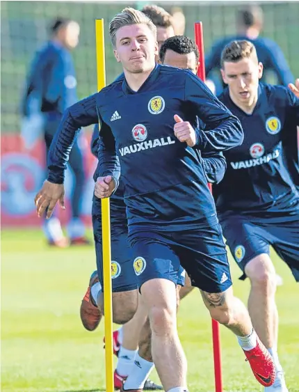  ?? Picture: SNS Group. ?? Jason Cummings leads the way at yesterday’s training session at Oriam in Edinburgh.